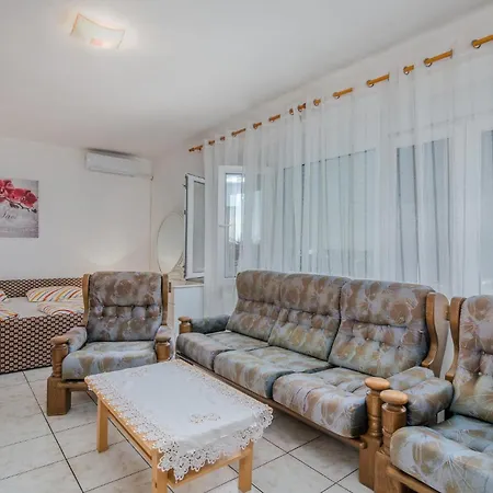 شقة Stunning In 1 Stara Baška